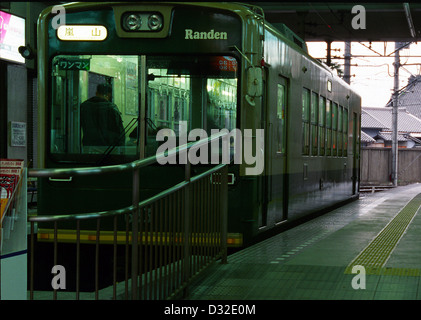 Der Einzelzug des privaten Eisenbahnunternehmens Keifuku Denki Tetsudo in Kyoto, Japan, ist ein charakteristisches Merkmal des Nahverkehrs. Dieser kompakte Zug wird für Kurzstreckenfahrten in der Region verwendet und bietet ein einzigartiges Reiserlebnis auf den malerischen Routen von Kyoto. Es ist eine beliebte Wahl sowohl bei Einheimischen als auch bei Touristen. Stockfoto