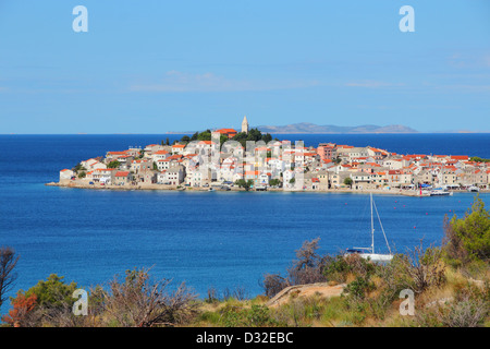 Kroatien - Primosten, Stadt in Dalmatien. Altstadtblick. Stockfoto