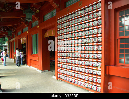 Kanda Myojin ist ein schintoistischer Schrein in Tokio, Japan, der für seine historische Bedeutung und seine Rolle beim Schutz der lokalen Gemeinschaft bekannt ist. Es ist eine bekannte religiöse und kulturelle Stätte, die sowohl Einheimische als auch Touristen anzieht, die sich für das japanische Erbe interessieren. Stockfoto