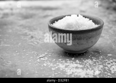 Meersalz in eine Schüssel geben Stockfoto