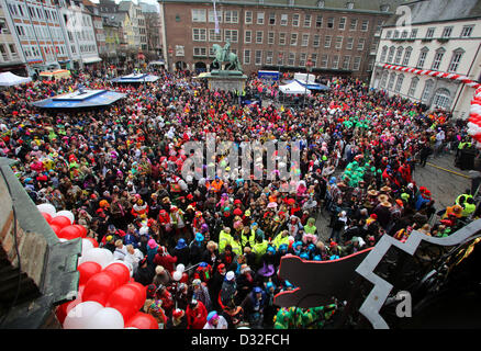 Jecken feiern vor dem Rathaus in Düsseldorf, 7. Februar 2013. Der Straßenkarneval im Rheinland beginnt bereits am Donnerstag mit der Frauen Karnevalsnacht. Foto: Roland Weihrauch/Alamy live-Nachrichten. Stockfoto