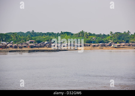 Irrawaddy-Fluss, Angeln, Boote, Fischer, Fischtrawler, Flussvegetation, Dörfer, Landwirtschaft, Yangon River Delta, Myanmar, Burma Stockfoto