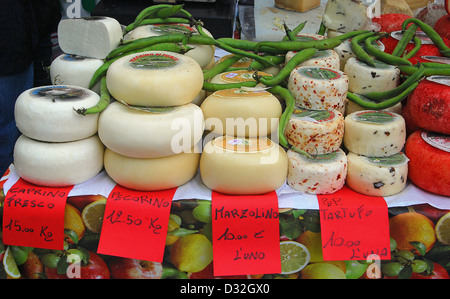 Eine Anzeige der Runde Käse für den Verkauf in einem kleinen Shop in Pienza Italien Stockfoto