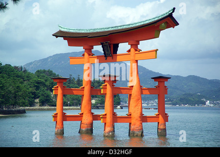 Das Torii-Tor am Itsukushima-Schrein auf der Insel Miyajima in der Präfektur Hiroshima, Japan, ist eines der bekanntesten Symbole Japans. Das Tor steht in den Gewässern vor der Küste und erzeugt bei Flut einen atemberaubenden visuellen Effekt. Es ist ein UNESCO-Weltkulturerbe und ein beliebtes kulturelles und religiöses Wahrzeichen in Japan. Stockfoto