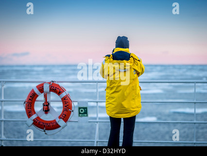 Aufnahme eines Bildes vom Deck der Akademik Sergey Vavilov-russischen Eisbrecher verwendet als Kreuzfahrtschiff, Grönland Stockfoto