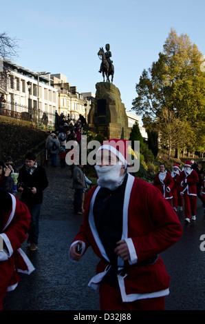 Die Wohltätigkeitsorganisation "Santa Run" in Princes Street Gardens, Edinburgh, Schottland. Stockfoto