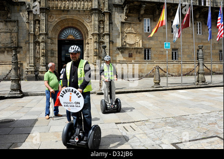 Touristen mit Segway, Hotel, Parador Hostal de Los Reyes Catolicos, Santiago De Compostela, Pilgern, Jakobsweg, La Coruna Stockfoto