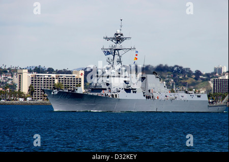 Der geführte Flugkörper-Zerstörer USS Wayne E. Meyer-Transite den Kanal von der San Diego Bay bis zum Pazifischen Ozean. Stockfoto