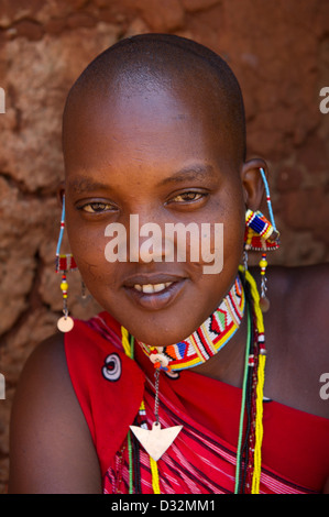 Massai Frau sitzt in ihrer Hütte in der Manyatta, Kenia Stockfoto