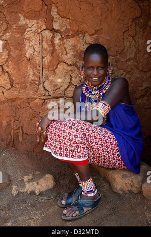 Massai Frau sitzt in ihrer Hütte in der Manyatta, Kenia Stockfoto