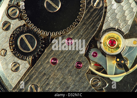 Mechanismus der alten Uhr - Kettenräder und Ruby Gems im System sind gut sichtbar Stockfoto
