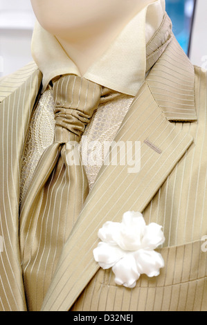 Weiße Blume auf Bräutigam Hochzeit Mantel Stockfoto