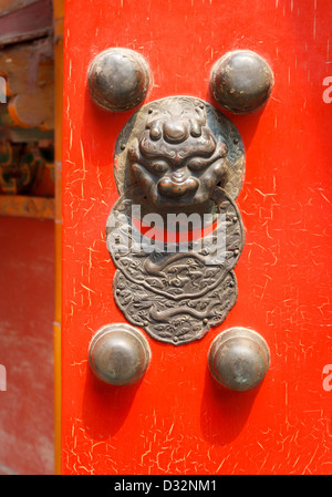 Traditionelle chinesische rote Tür mit einem Drachenkopf (Jiaotu) Stockfoto