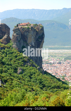 Kalampaka Stadt und Rock mit Kloster der Heiligen Dreifaltigkeit auf dem Gipfel, Meteora, Griechenland Stockfoto