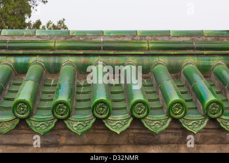 Grün glasierte Dachziegel auf Mauer in China Stockfoto