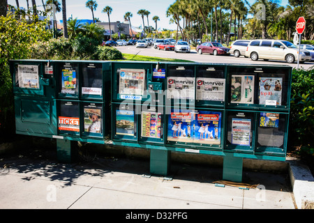 Mischung von Gratiszeitungen, Karten und Tagespresse in St. Armands Circle Sarasota Florida im Angebot Stockfoto