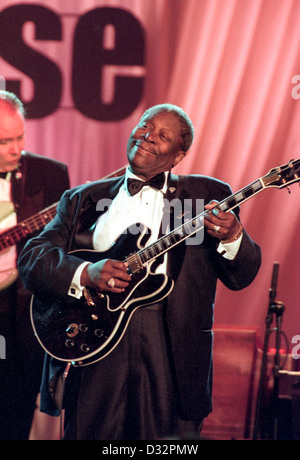 Blues-Legende b.b. King mit seiner Gitarre Lucille führen Sie für die erste Familie bei der Aufzeichnung der PBS spezielle Legenden des Blues: In Performance im Weißen Haus auf dem South Lawn des weißen Hauses 28. Juli 1999 in Washington, DC. Stockfoto