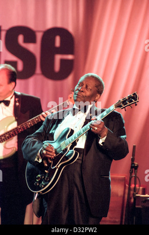 Blues-Legende b.b. King mit seiner Gitarre Lucille führen Sie für die erste Familie bei der Aufzeichnung der PBS spezielle Legenden des Blues: In Performance im Weißen Haus auf dem South Lawn des weißen Hauses 28. Juli 1999 in Washington, DC. Stockfoto