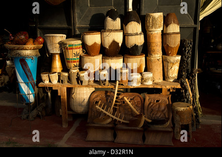 Souvenir speichern Verkauf Schlagzeug an der Craft Market, Malindi, Kenia Stockfoto