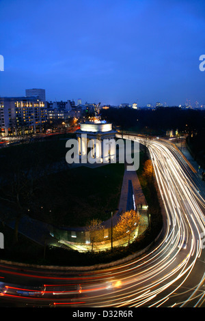 Verkehr um Wellington Arch in der Mitte des Hyde Park Corner, London, UK Stockfoto