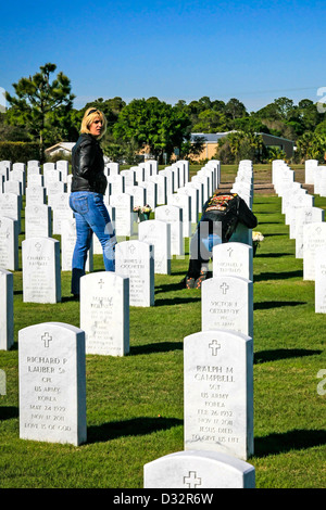 Vietnam-Veteran besucht einen Kumpel an der Florida Sarasota National Cemetery Stockfoto