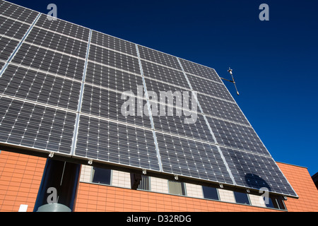 Tracking-solar-Photovoltaik-Panels außerhalb der University of Central Lancashire, Preston, UK. Stockfoto