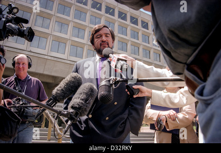 US-Energieminister Bill Richardson sporting einen neuen Bart spricht die Presse über Vorwürfe bezüglich der Atomwaffen-Anlage in Paducah, Kentucky 10. August 1999 in Washington, DC. Stockfoto