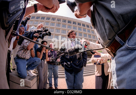 US-Energieminister Bill Richardson sporting einen neuen Bart spricht die Presse über Vorwürfe bezüglich der Atomwaffen-Anlage in Paducah, Kentucky 10. August 1999 in Washington, DC. Stockfoto