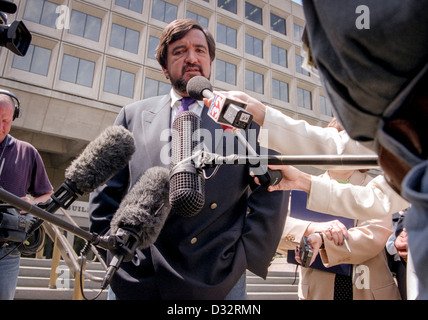 US-Energieminister Bill Richardson sporting einen neuen Bart spricht die Presse über Vorwürfe bezüglich der Atomwaffen-Anlage in Paducah, Kentucky 10. August 1999 in Washington, DC. Stockfoto