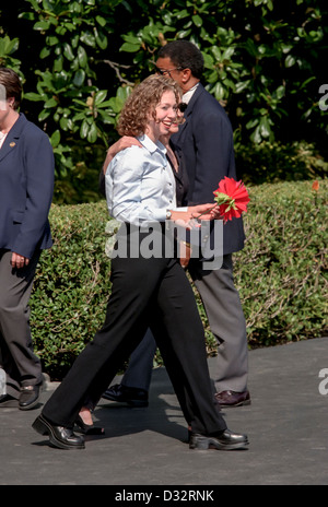 Chelsea Clinton, die Seide Blume geht mit ihrer Mutter First Lady Hillary Rodham Clinton an Board Marine One Hubschrauber auf dem South Lawn des weißen Hauses 19. August 1999 in Washington, DC. Die Clintons Reisen nach Martha's Vineyard für einen Urlaub. Stockfoto