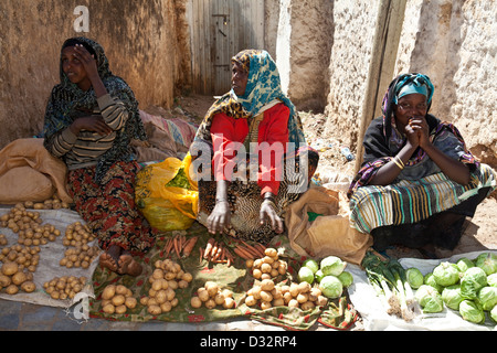 Frauen verkaufen Gemüse auf der Straße, Harar Jugol (Old Town), Äthiopien Stockfoto