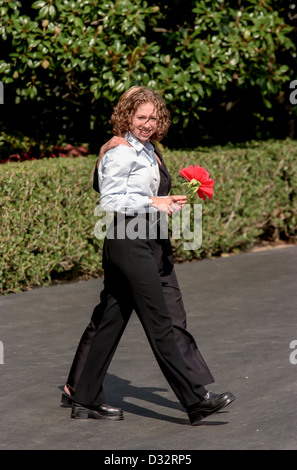 Chelsea Clinton, die Seide Blume geht mit ihrer Mutter First Lady Hillary Rodham Clinton an Board Marine One Hubschrauber auf dem South Lawn des weißen Hauses 19. August 1999 in Washington, DC. Die Clintons Reisen nach Martha's Vineyard für einen Urlaub. Stockfoto