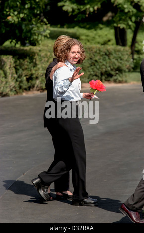 Chelsea Clinton, die Seide Blume geht mit ihrer Mutter First Lady Hillary Rodham Clinton an Board Marine One Hubschrauber auf dem South Lawn des weißen Hauses 19. August 1999 in Washington, DC. Die Clintons Reisen nach Martha's Vineyard für einen Urlaub. Stockfoto