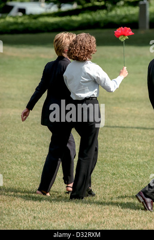 Chelsea Clinton, die Seide Blume geht mit ihrer Mutter First Lady Hillary Rodham Clinton an Board Marine One Hubschrauber auf dem South Lawn des weißen Hauses 19. August 1999 in Washington, DC. Die Clintons Reisen nach Martha's Vineyard für einen Urlaub. Stockfoto