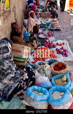 Frau verkauft Gemüse und Gewürze in der Straße, Harar Jugol (Old Town), Äthiopien Stockfoto