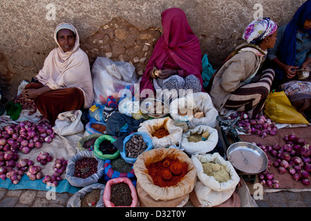 Frau verkauft Gemüse und Gewürze in der Straße, Harar Jugol (Old Town), Äthiopien Stockfoto