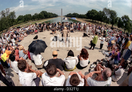 Lautsprecher Adresse eine Menschenmenge auf einer bürgerlichen Rechte Respekt vor dem Lincoln Memorial Rallye 7. August 1999 in Washington, DC. Die Rallye fand am selben Tag als eine geplante Neonazi Kundgebung in der Stadt abgesagt wurde. Stockfoto