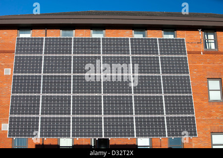 Tracking-solar-Photovoltaik-Panels außerhalb der University of Central Lancashire, Preston, UK. Stockfoto