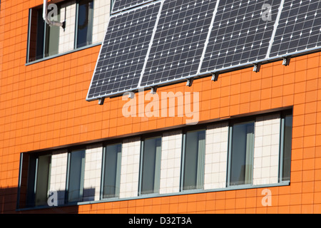 Tracking-solar-Photovoltaik-Panels außerhalb der University of Central Lancashire, Preston, UK. Stockfoto