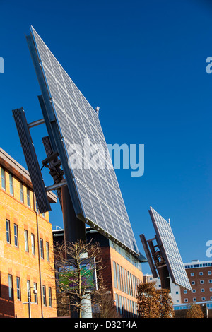 Tracking-solar-Photovoltaik-Panels außerhalb der University of Central Lancashire, Preston, UK. Stockfoto