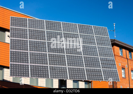 Tracking-solar-Photovoltaik-Panels außerhalb der University of Central Lancashire, Preston, UK. Stockfoto