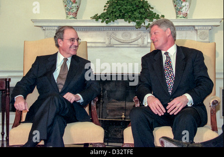 US-Präsident Bill Clinton mit den ehemaligen Senator und Sonderbeauftragter für Nordirland Frieden Gesandte George Mitchell im Weißen Haus 13. April 1998 in Washington, DC trifft. Mitchell, der die Friedensverhandlungen in Nordirland leitete, lobte Clinton für seine Hilfe bei den Verhandlungen über die Einigung zum 10. April in Belfast. Stockfoto