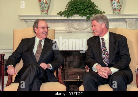 US-Präsident Bill Clinton mit den ehemaligen Senator und Sonderbeauftragter für Nordirland Frieden Gesandte George Mitchell im Weißen Haus 13. April 1998 in Washington, DC trifft. Mitchell, der die Friedensverhandlungen in Nordirland leitete, lobte Clinton für seine Hilfe bei den Verhandlungen über die Einigung zum 10. April in Belfast. Stockfoto