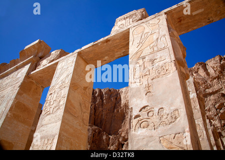 Kapelle der Hathor von Hatschepsut-Tempel in Deir El-Bahari in Theben in der Nähe des Nils in Ägypten Stockfoto