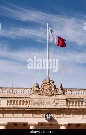 Valletta, Malta, Auberge, zentrale Valletta, öffentliche Gebäude, maltesische Flagge am Fahnenmast auf Gebäude Stockfoto