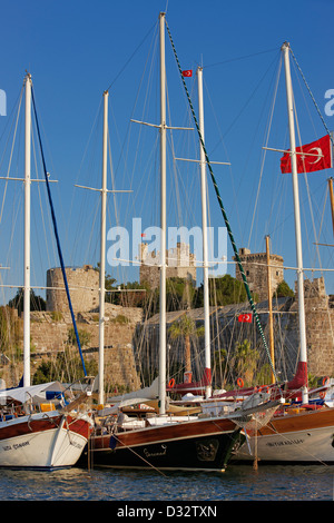 Traditionelle türkische Gulets, die in der Bodrum Marina am Schloss der Ritter von St. John (das Schloss von St. Peter) festgemacht sind. Bodrum, Mugla Provinz, Türkei. Stockfoto