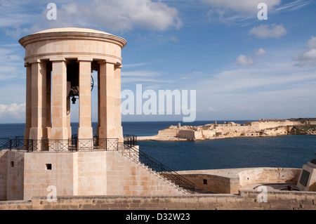 Belagerung von Bell, Valletta, Malta, Grand Harbour, blauer Himmel, weiße Wolken, Stein, Werkstein, Blick aufs Meer Stockfoto