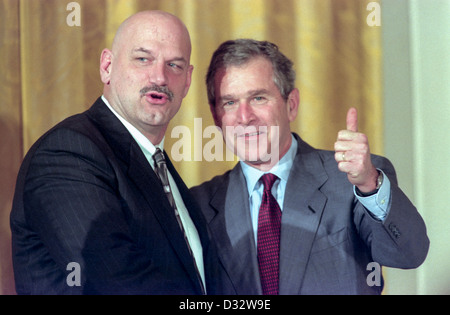 Ehemalige Proringkämpfer und Gouverneur von Minnesota, Jesse Ventura (L) mit Texas Gouverneur George W. Bush bei der National Governors Association Meeting wird 22. Februar 1999 in Washington, DC. Stockfoto