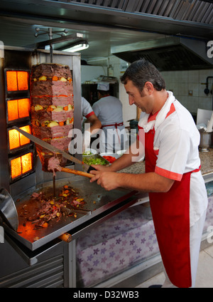 Küchenchef bereitet in einem kleinen Straßenrestaurant traditionelle Shawarma (Döner Kebab) zu. Bodrum, Mugla Provinz, Türkei. Stockfoto