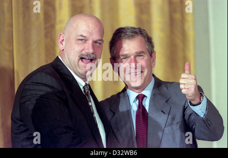 Ehemalige Proringkämpfer und Gouverneur von Minnesota, Jesse Ventura (L) mit Texas Gouverneur George W. Bush bei der National Governors Association Meeting wird 22. Februar 1999 in Washington, DC. Stockfoto